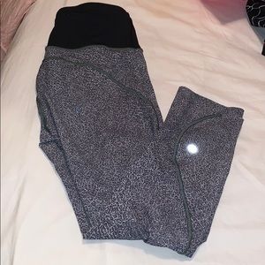 Lululemon patterned grey cropped leggings!